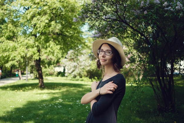 Belle jeune femme enceinte lors d'une promenade dans le parc de Varsovie, Pologne. Lazienki