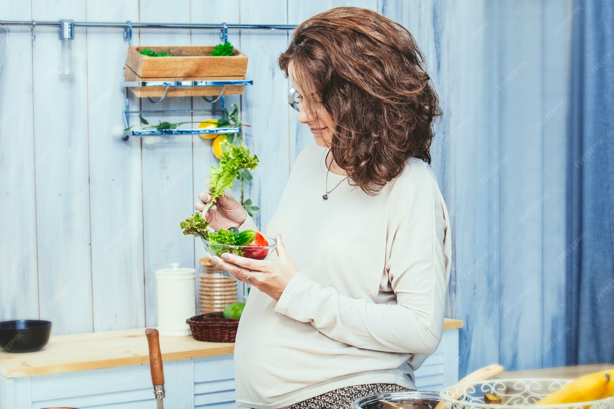 Belle jeune femme enceinte avec des repas végétariens sains dans la