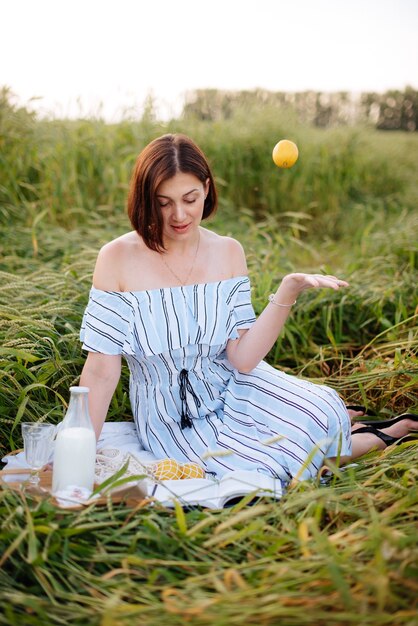 Belle jeune femme en été dans un champ de blé