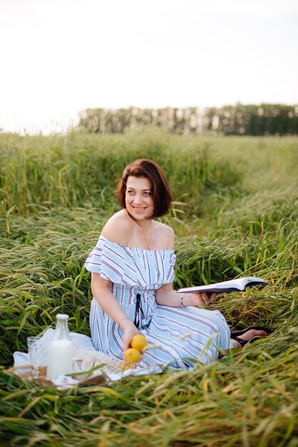 Belle jeune femme en été dans un champ de blé