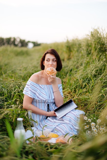 Belle jeune femme en été dans un champ de blé