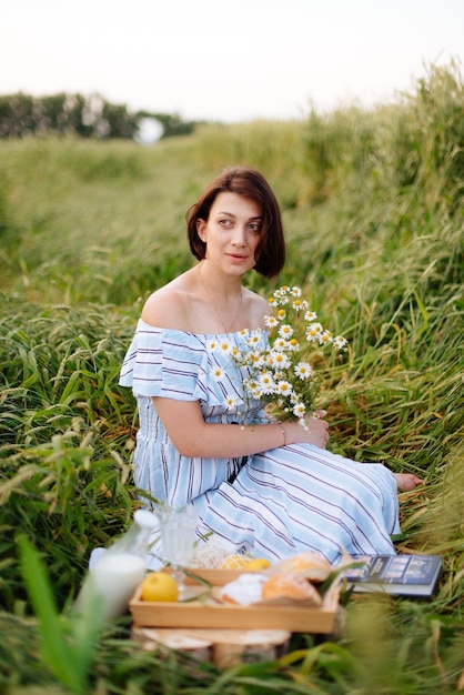 Belle jeune femme en été dans un champ de blé