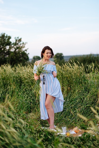 Belle jeune femme en été dans un champ de blé