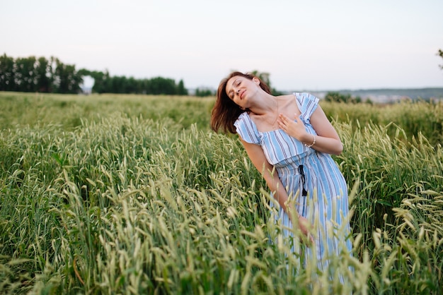 Belle jeune femme en été dans un champ de blé