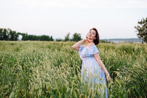 Belle jeune femme en été dans un champ de blé