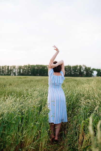 Belle jeune femme en été dans un champ de blé