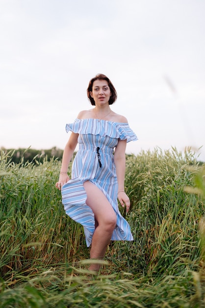 Belle jeune femme en été dans un champ de blé