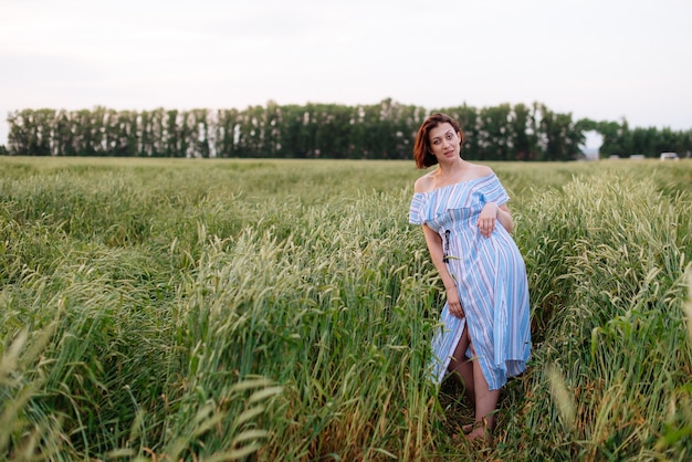 Belle jeune femme en été dans un champ de blé