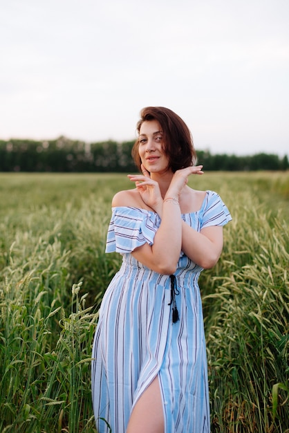 Belle jeune femme en été dans un champ de blé