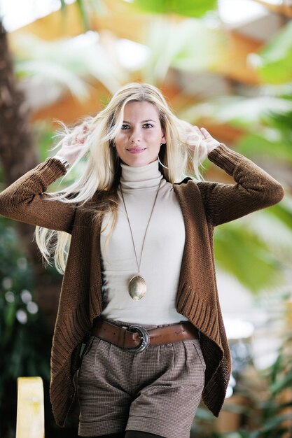 belle jeune femme étudiante portrait tout en vous relaxant pendant la pause café