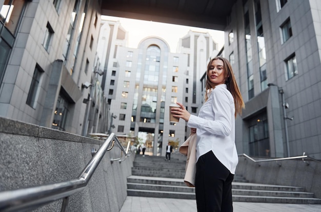 La belle jeune femme européenne est dehors dans la ville pendant la journée