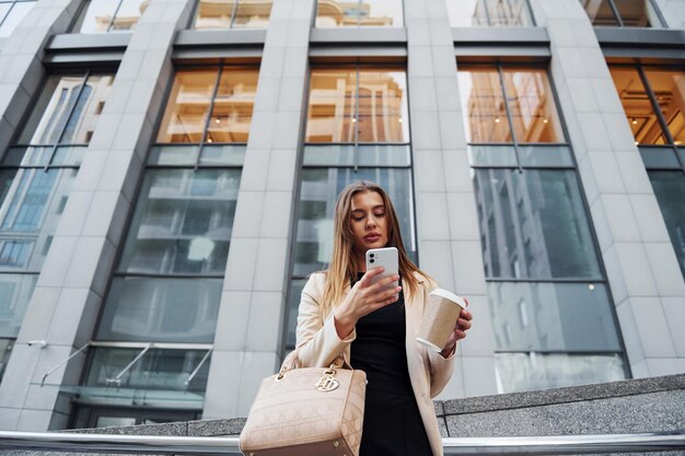 La belle jeune femme européenne est dehors dans la ville pendant la journée