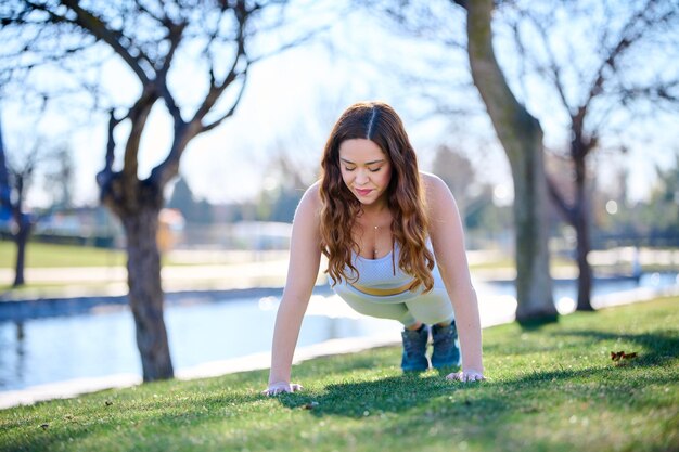 belle jeune femme exerçant dans un parc