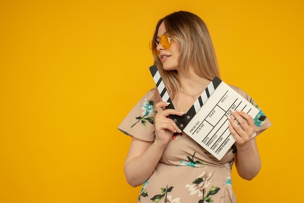 Belle jeune femme expressive posant dans des vêtements modernes