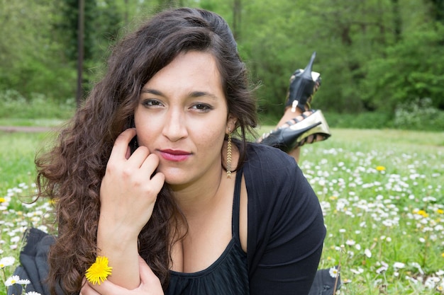 Belle jeune femme à l'extérieur Prairie dans l'herbe