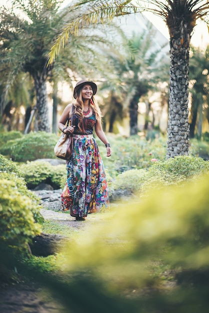 Belle jeune femme à l&#39;extérieur. Profiter de la nature. Fille souriante en bonne santé dans le parc