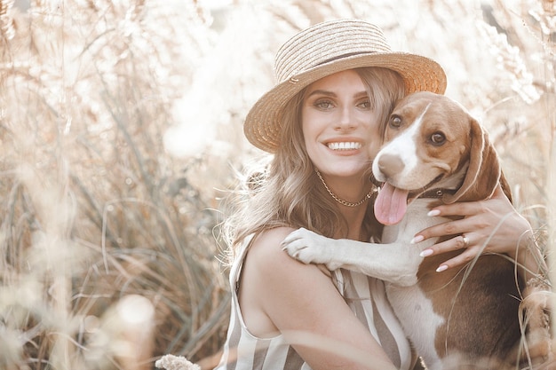 Belle jeune femme à l'extérieur avec son animal de compagnie Propriétaire et chien ensemble Amis pour toujours Dame et beagle