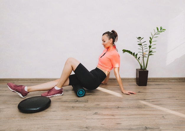 Belle jeune femme faisant du fitness et du yoga à la maison