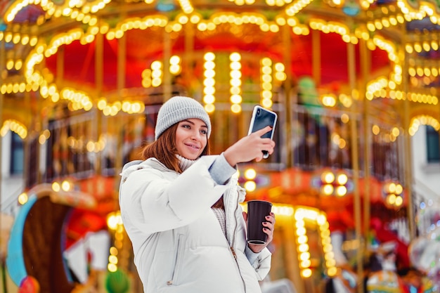 Une belle jeune femme faisant du selfie pendant les vacances de Noël