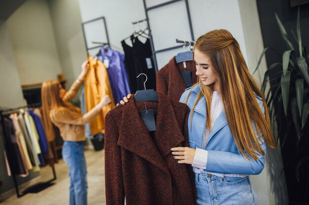 Belle jeune femme faisant du shopping sur le marché