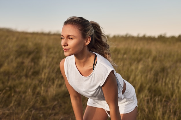 Belle jeune femme faisant du sport