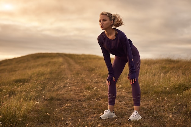 Belle jeune femme faisant du sport