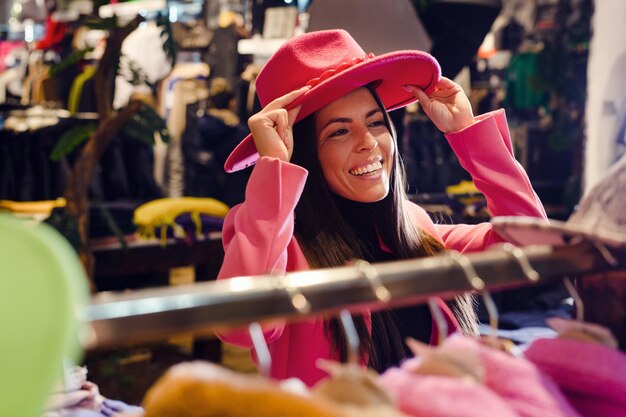 Photo belle jeune femme faisant des emplettes pour le chapeau