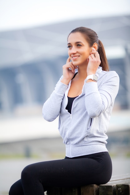 Belle jeune femme faisant de l'exercice sur le parc