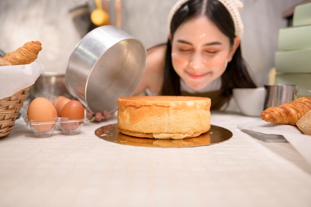 Belle jeune femme fait cuire dans sa cuisine boulangerie et café-restaurant