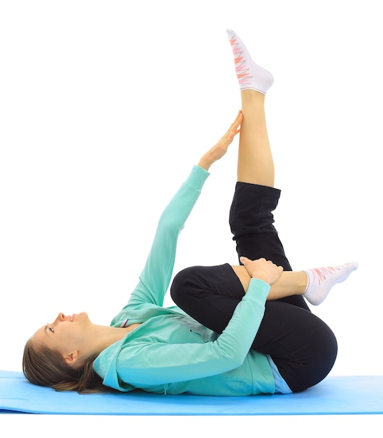 La belle jeune femme fait du sport sur fond blanc