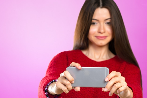 Belle jeune femme fait photo selfie avec smartphone