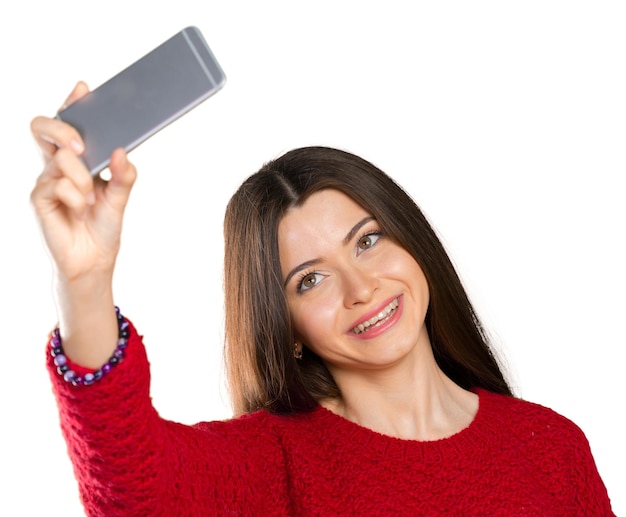 Belle jeune femme fait selfie photo avec smartphone