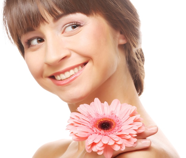 Belle jeune femme avec fleur de gerber isolé sur blanc