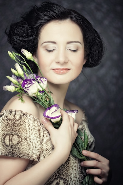 Belle jeune femme avec fleur lilas