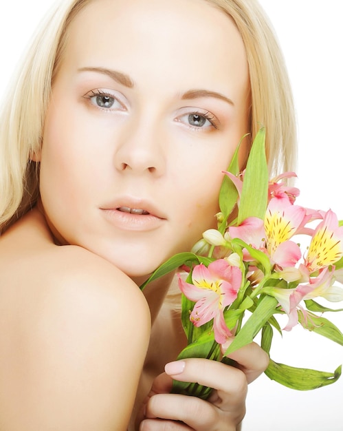 Belle jeune femme à la fleur rose