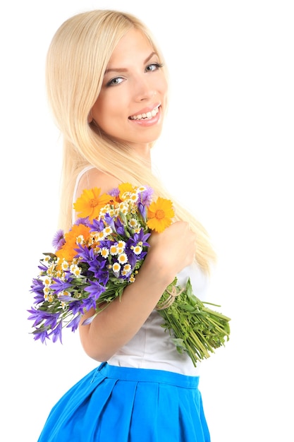 Belle jeune femme avec des fleurs isolé sur blanc