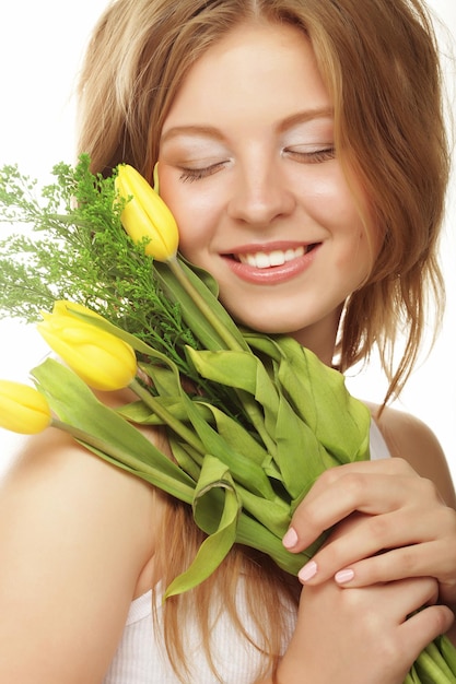 Belle jeune femme avec des fleurs jaunes