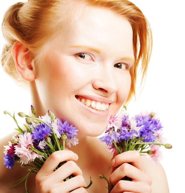 belle jeune femme avec des fleurs