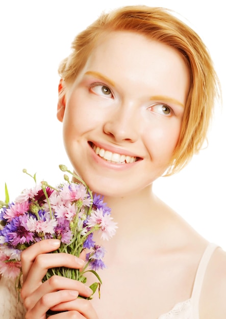 belle jeune femme avec des fleurs