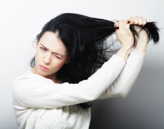 Belle jeune femme sur fond blanc