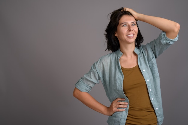 Belle jeune femme sur fond gris