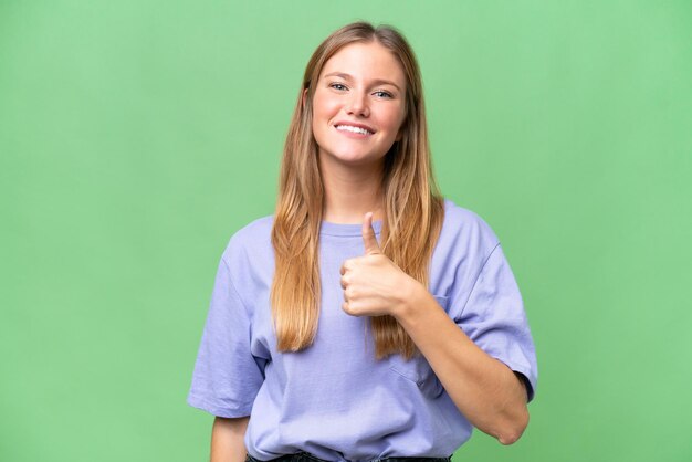 Belle jeune femme sur fond isolé donnant un coup de pouce geste