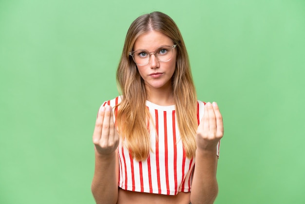 Belle jeune femme sur fond isolé faisant un geste d'argent mais est ruinée