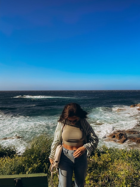 Une belle jeune femme sur le fond de la mer Corse France