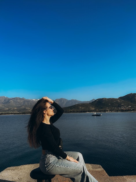 une belle jeune femme sur le fond de la mer en Corse, en France