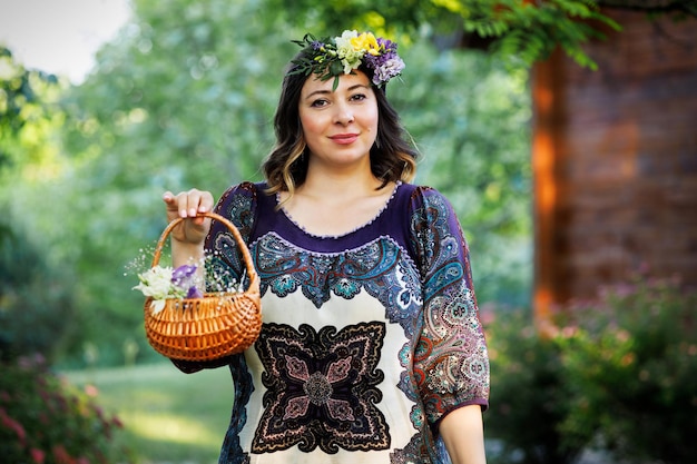 Belle jeune femme sur fond nature estivale dans le village national des Balkans