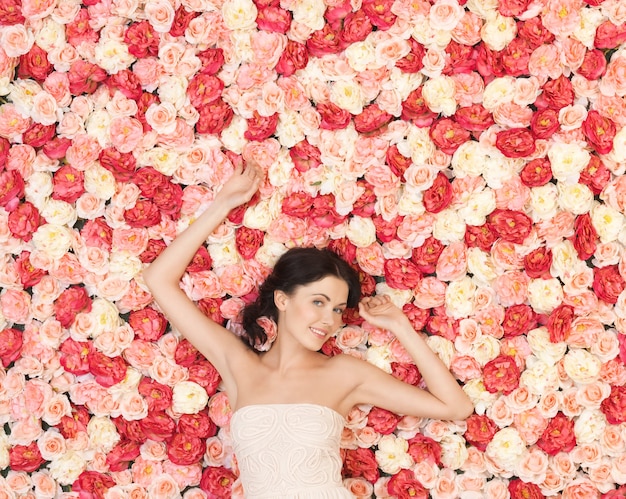 belle et jeune femme avec fond plein de roses