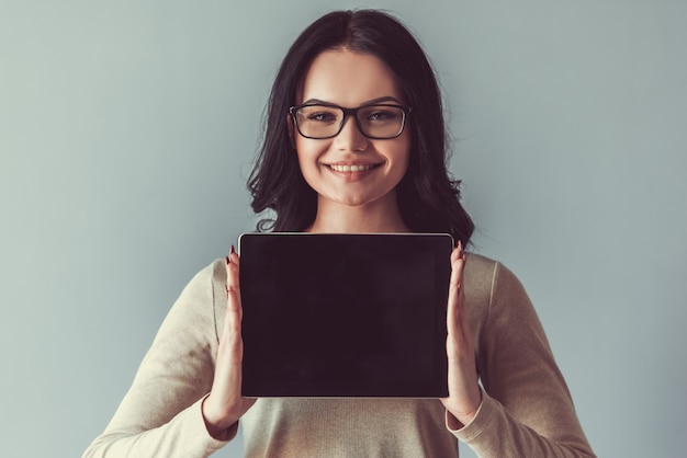 Belle jeune femme avec gadget