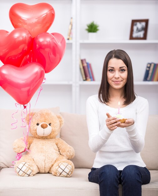 Belle jeune femme avec un gâteau d&#39;anniversaire.