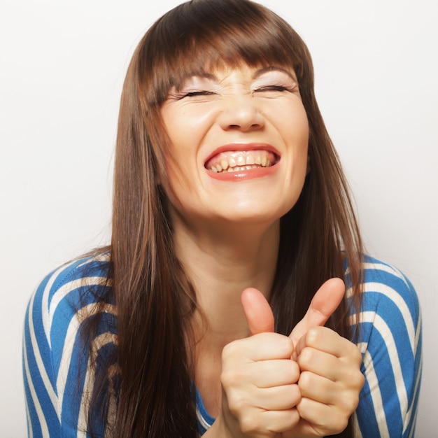 Belle jeune femme avec grand sourire heureux